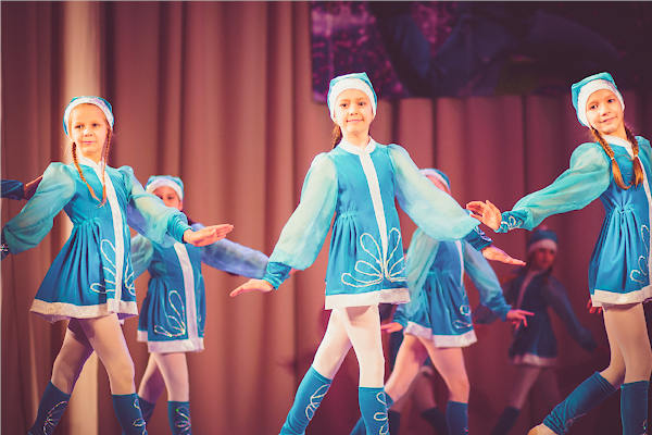 Девочки танцуют современный танец в голубых платьицах снегурочек